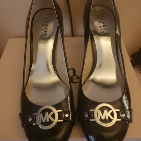 Michael Kors Glossy Black Heels - Picture 1 of 4